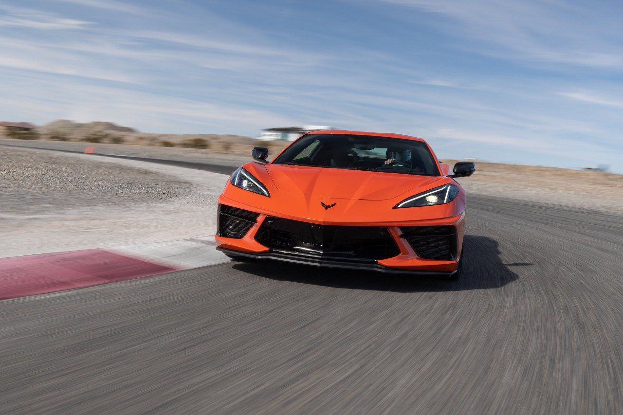 El Chevrolet Corvette se enfrenta al Audi R8 y al Porsche 911 en circuito [vídeo]