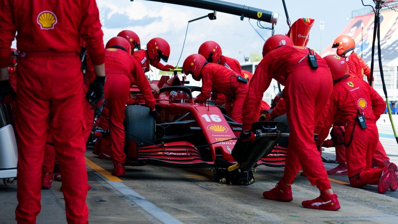 Final caótico para Leclerc: extraño fallo eléctrico... ¡y 2 vueltas sin cinturón!