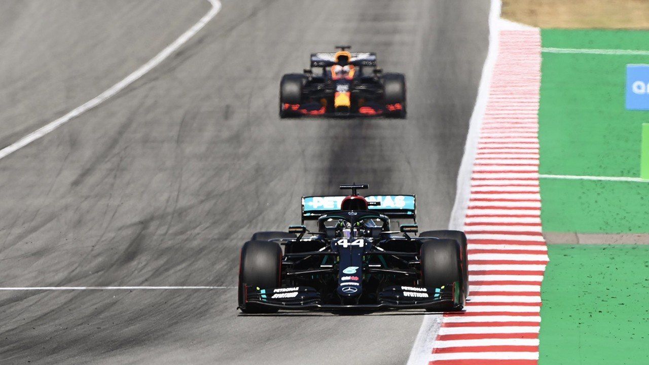 Hamilton vence por aplastamiento en Montmeló