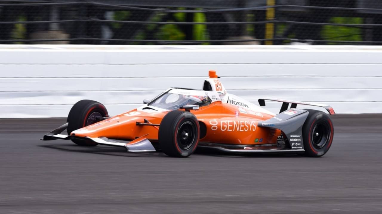 Hinchcliffe lidera los primeros libres, con Alonso quinto y Palou octavo