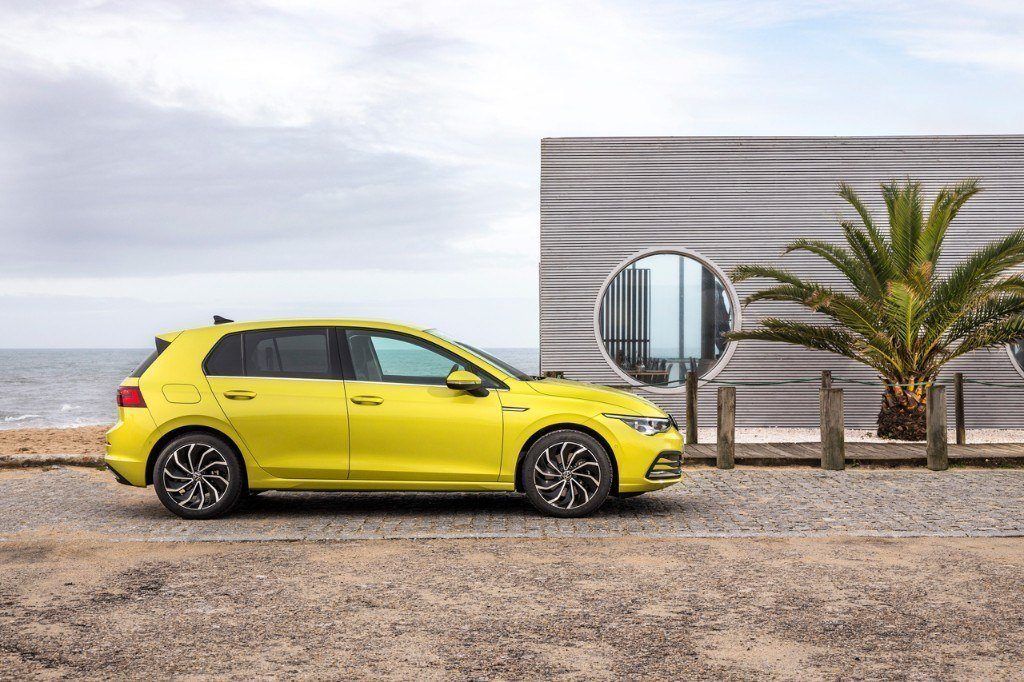 Italia -  Julio 2020: El Volkswagen Golf 8 escala hasta el top 5