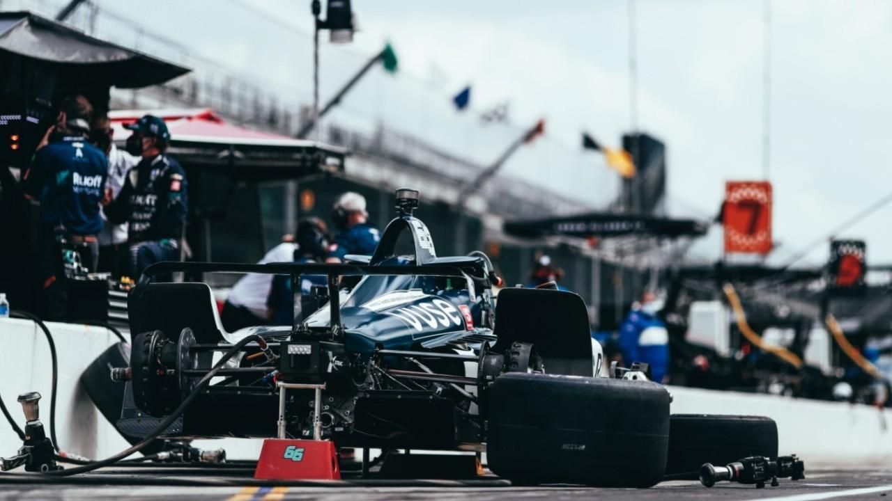 McLaren SP trabaja hasta medianoche para reparar el coche de Alonso