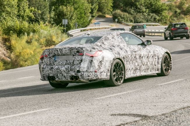 BMW M4 Coupé 2021 - foto espía posterior