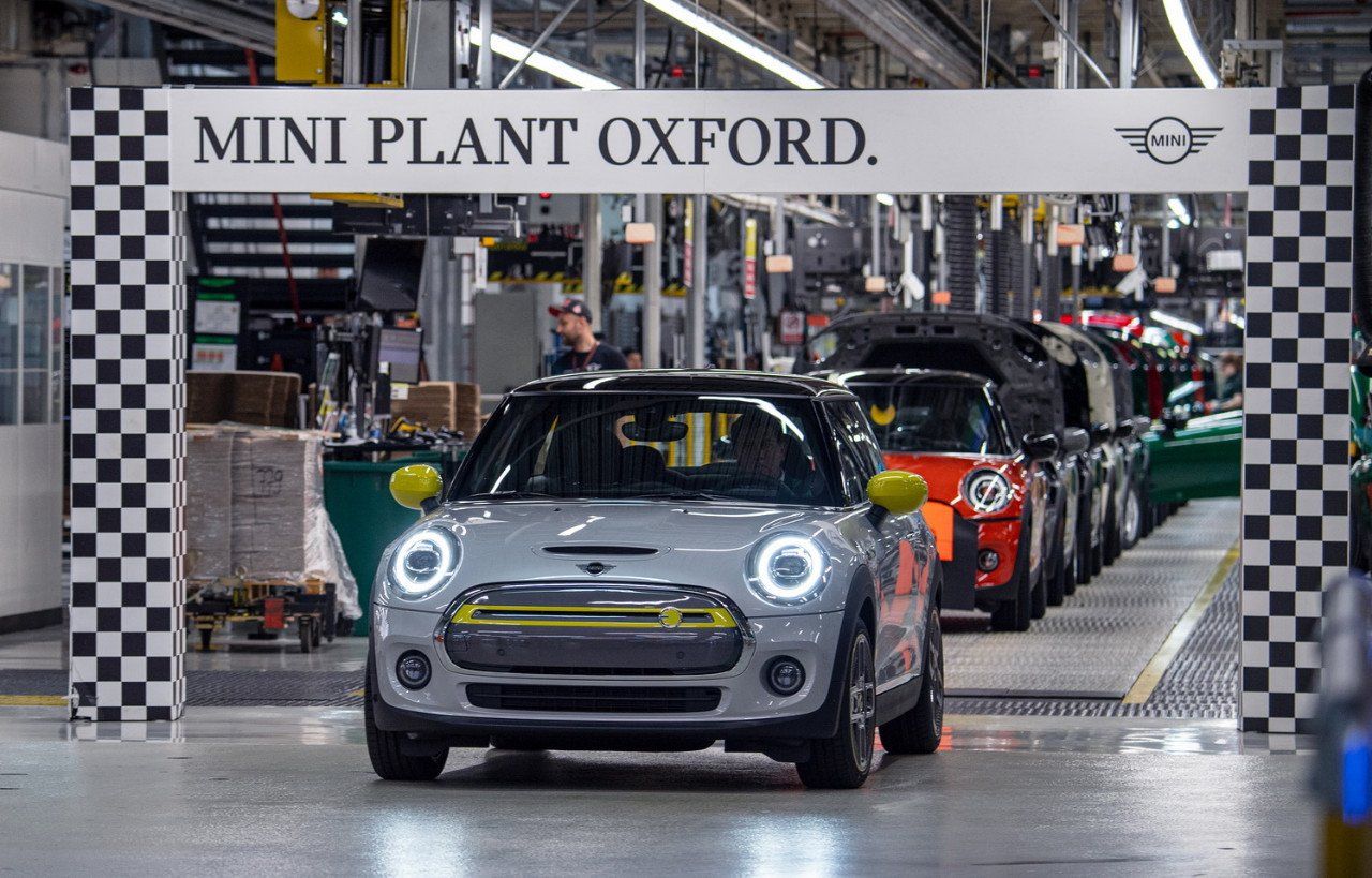 El MINI Cooper SE eléctrico alcanza su primer hito de producción tras su primer año