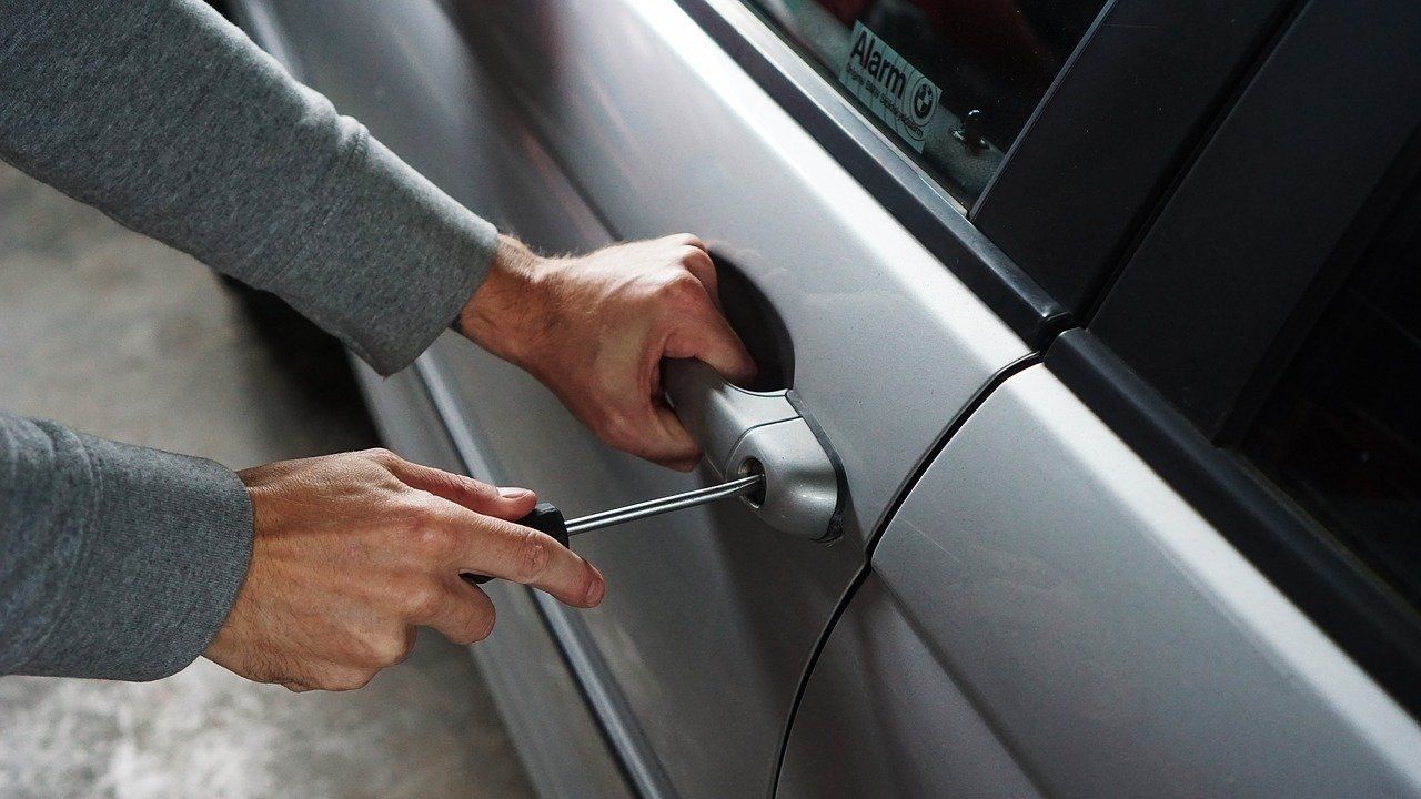 ¿Cuál es la multa por robar un coche? ¿Qué implicaciones penales tiene?