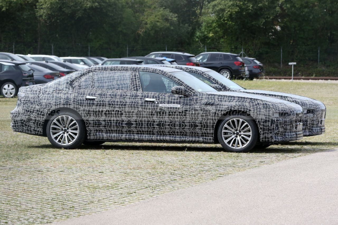 Los prototipos del futuro BMW Serie 7 híbrido enchufable, cazados en la calle