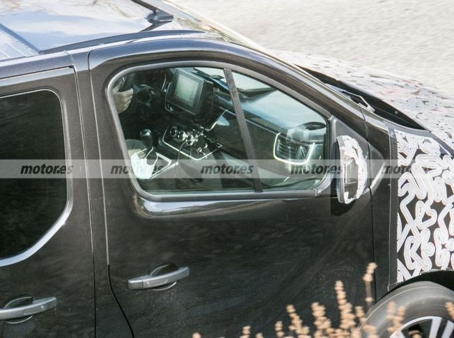 Renault Trafic 2022 - foto espía interior