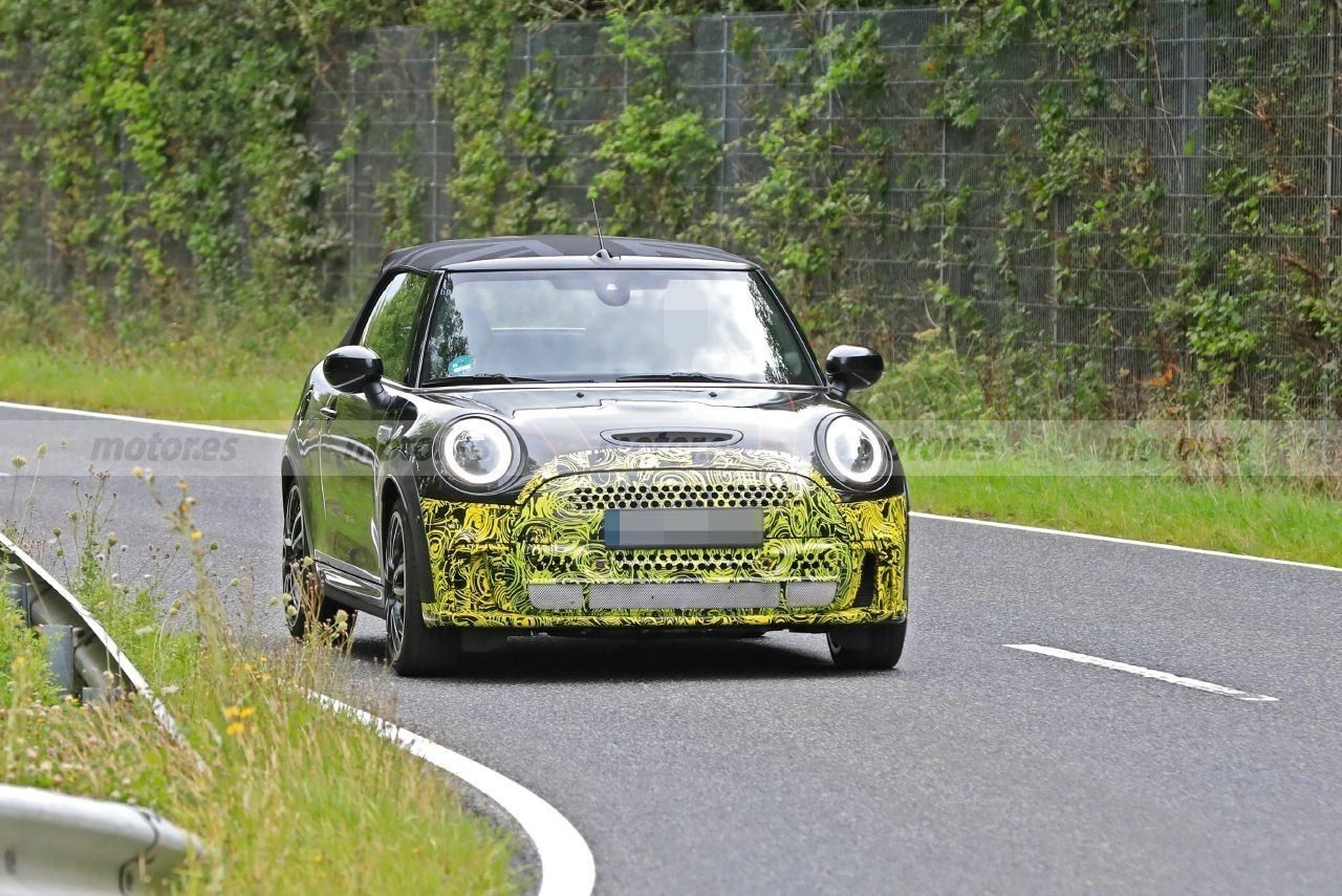 Cazan el facelift del MINI Cooper S Cabrio 2021 en los aledaños de Nürburgring