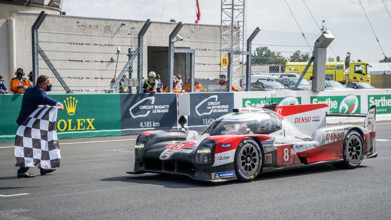 Los pilotos del Toyota #8 toman la punta del WEC tras ganar Le Mans