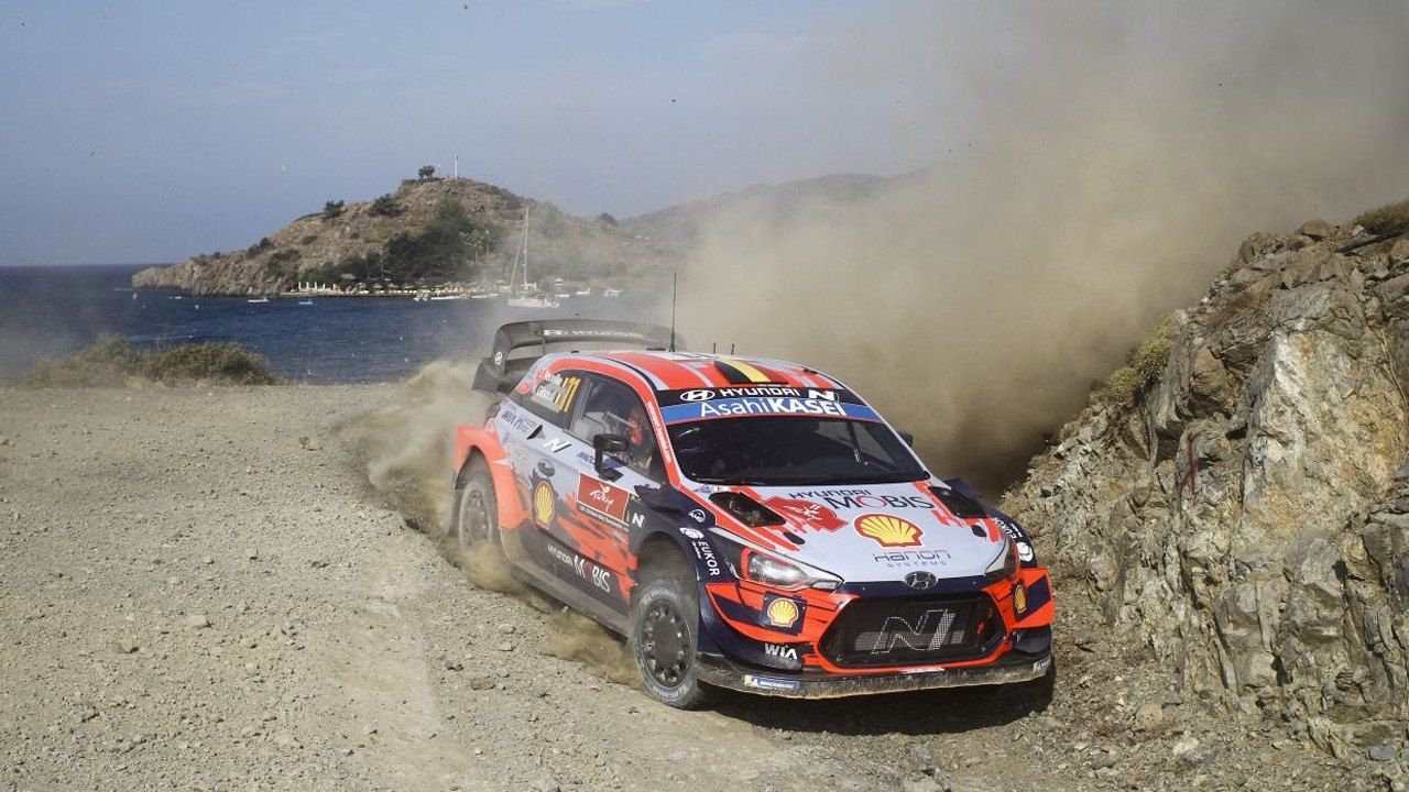 El pinchazo de Ogier deja a Neuville al frente del Rally de Turquía