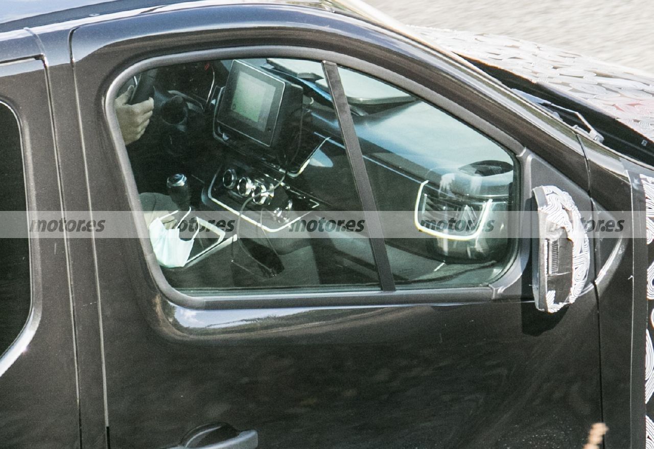 El interior del nuevo Renault Trafic queda al descubierto en estas fotos espía