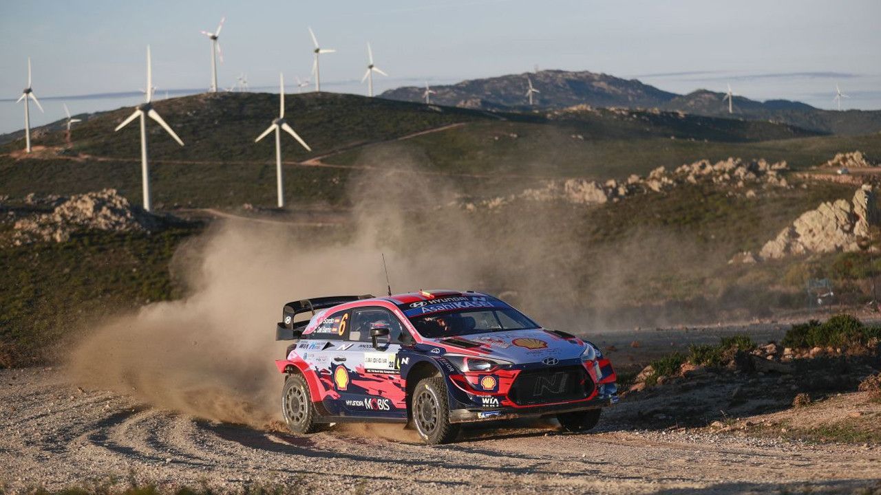 Dani Sordo contiene a Neuville y Ogier en el Rally de Italia-Cerdeña