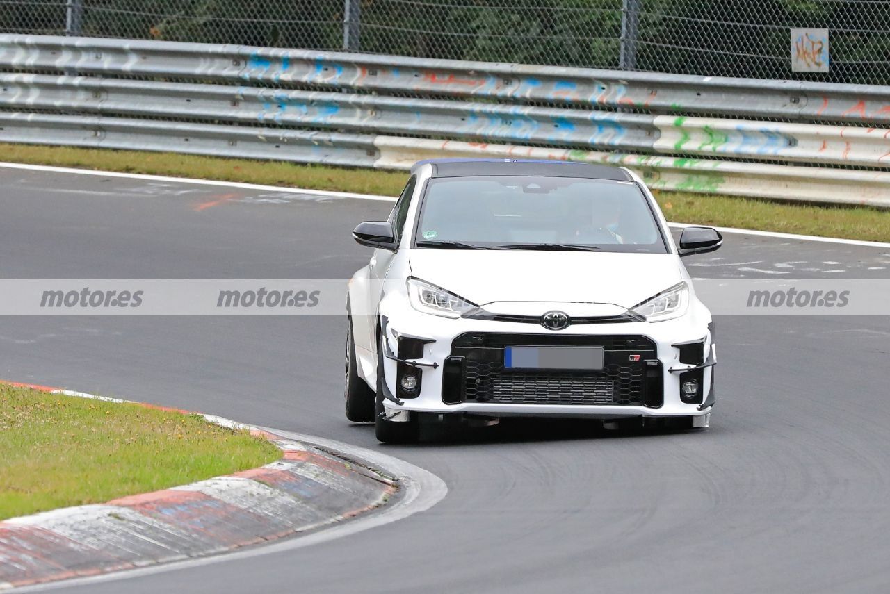 Primeras fotos espía del GRMN Yaris 2022, el utilitario más extremo de pruebas en Nürburgring