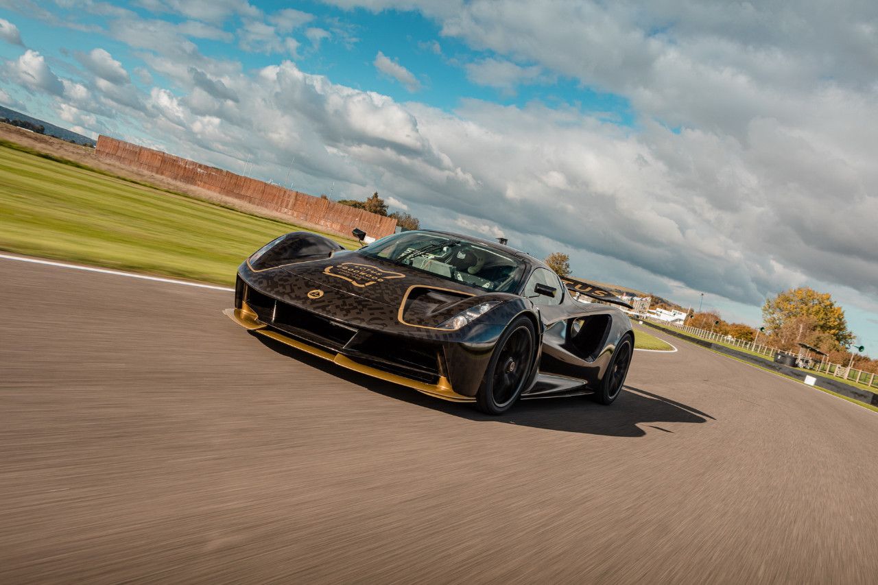 El Lotus Evija estrena los míticos colores de JPS para su primera vuelta en Goodwood