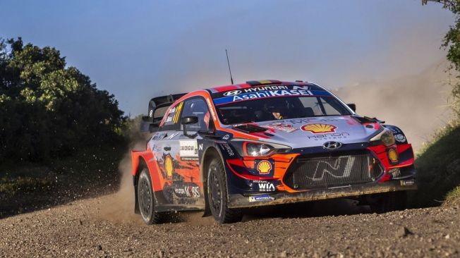 Dani Sordo contiene a Neuville y Ogier en el Rally de Italia-Cerdeña