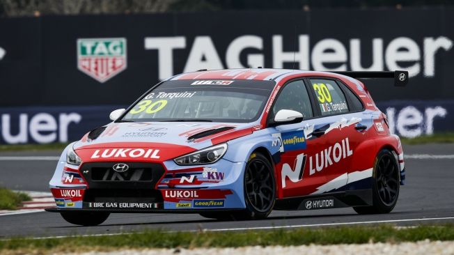 Nathanaël Berthon gana la primera carrera del WTCR en Slovakia Ring