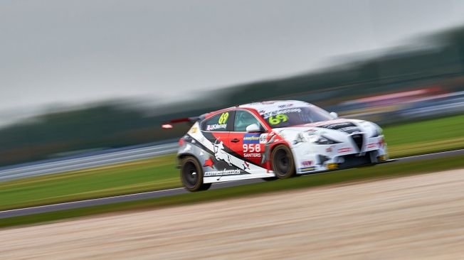 Nathanaël Berthon gana la primera carrera del WTCR en Slovakia Ring