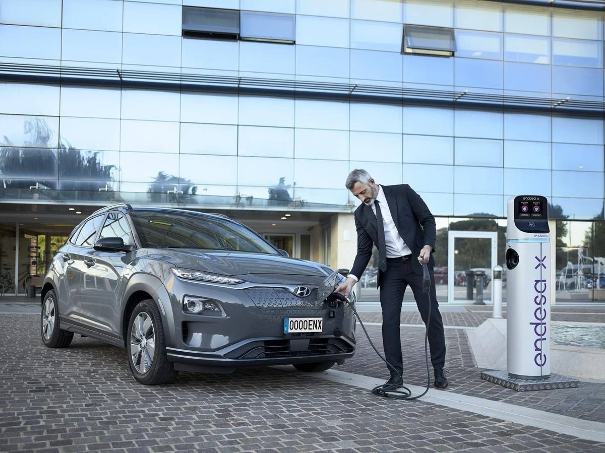 Este renting de coches eléctricos tiene algo que le falta a los demás: el punto de recarga