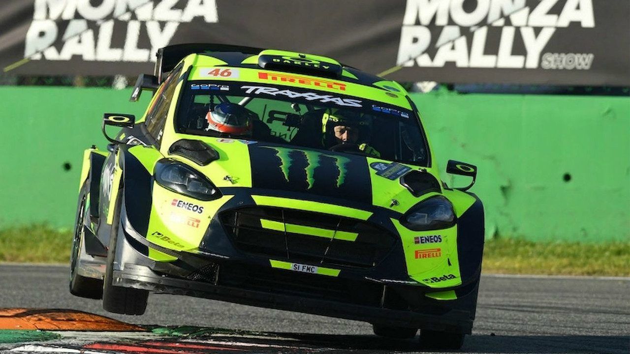 Valentino Rossi se deja querer en el 'show' del Rally de Monza