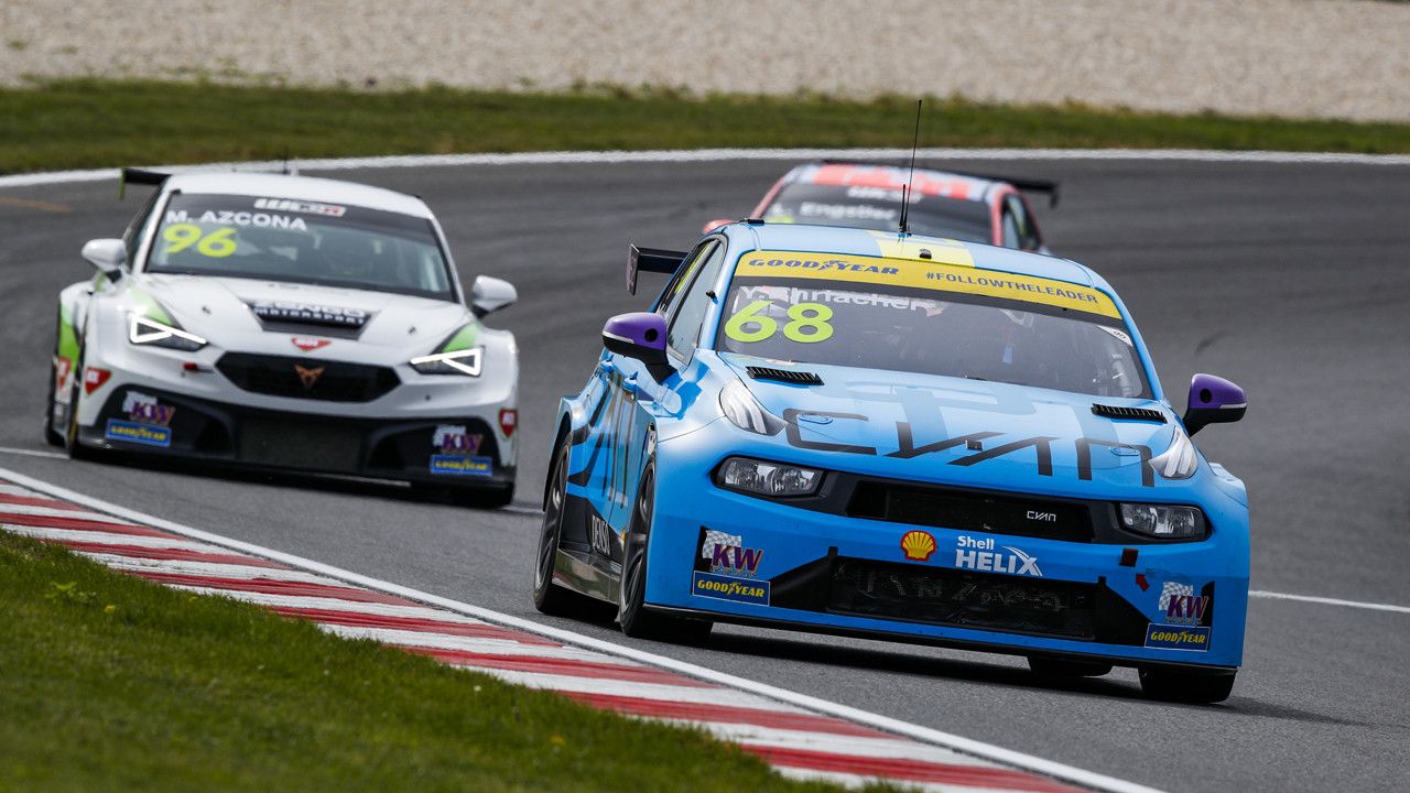 Yann Ehrlacher retiene el liderato del WTCR a su paso por Slovakia Ring