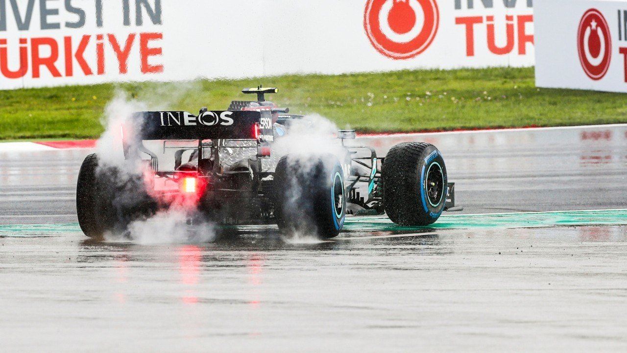 Bottas explica su infierno en Turquía: ¡6 trompos y doblado por Hamilton!