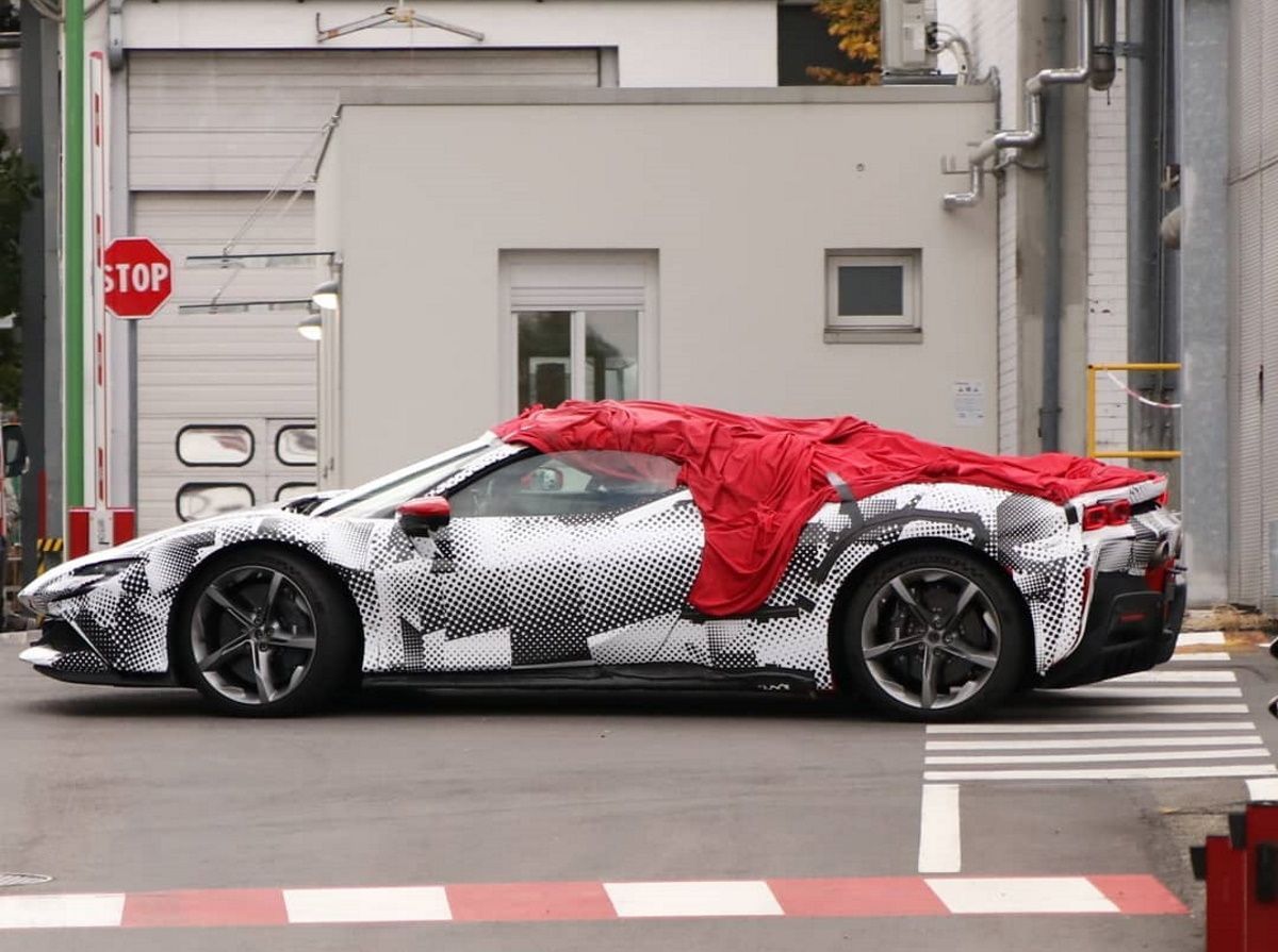 El Ferrari SF90 Spider cazado por primera vez con menos camuflaje