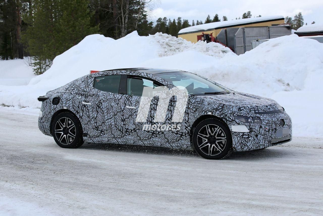 El nuevo Mercedes EQE cazado con todo detalle y en movimiento [vídeo]