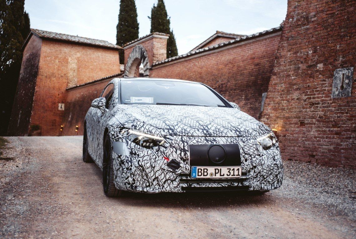 El Mercedes EQS 2022, la berlina eléctrica, debutará en verano con cuatro versiones