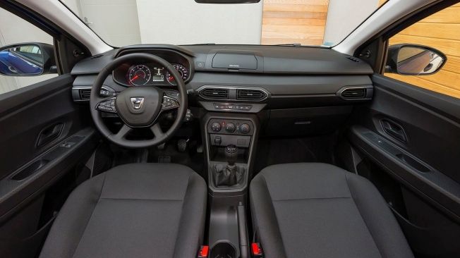 Dacia Sandero Essentiel - interior