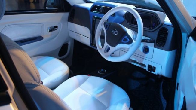 Mahindra eKUV100 - interior