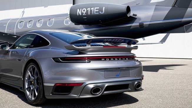 Porsche y Embraer presentan un 911 Turbo S y jet privado de edición especial