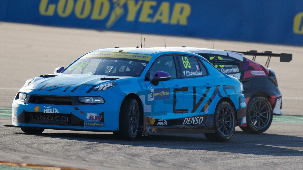 Yann Ehrlacher mantiene su ventaja al frente del WTCR en MotorLand