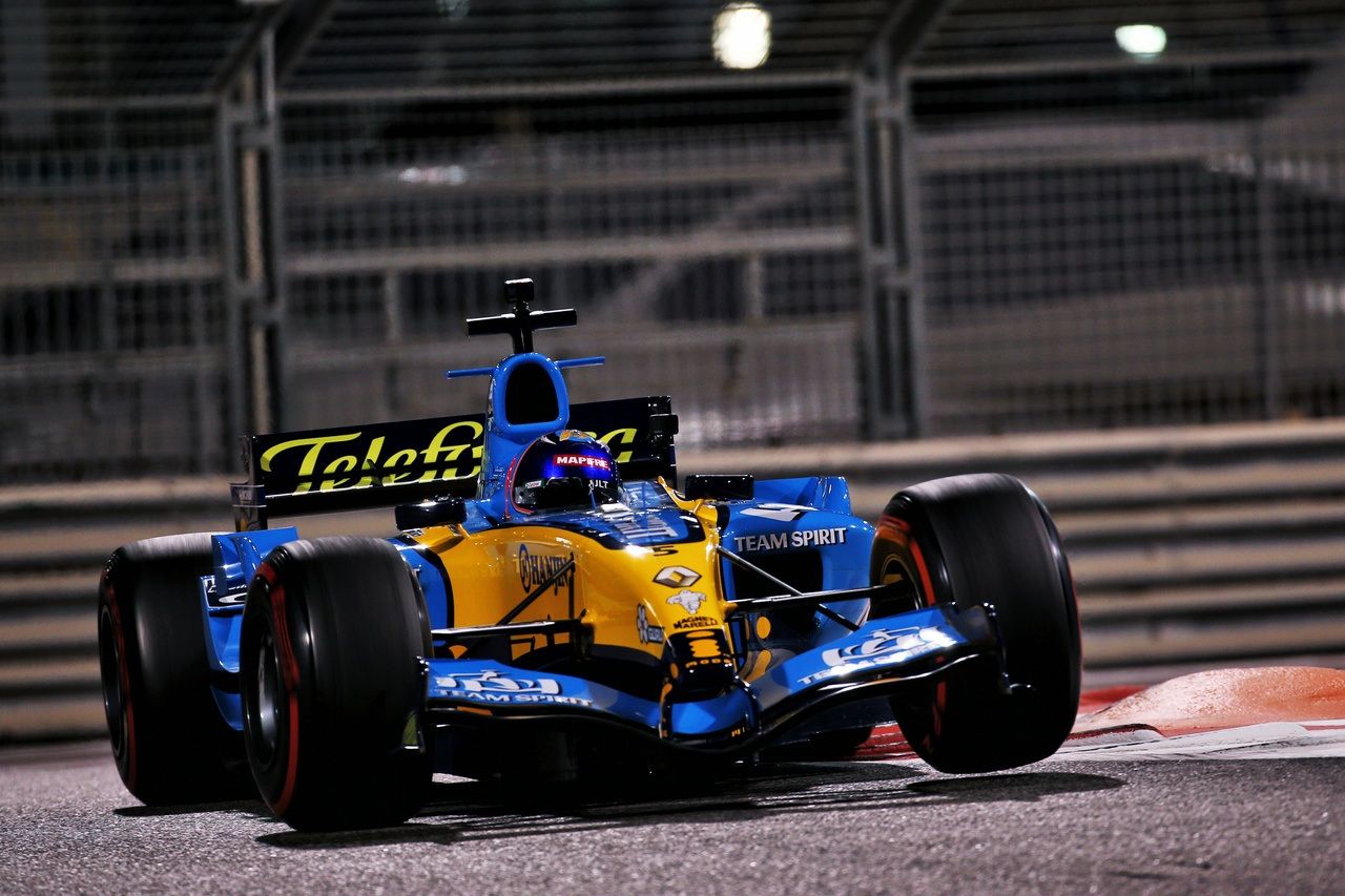 Alonso deja tiempos competitivos a lomos del Renault R25 en la noche de Abu Dhabi