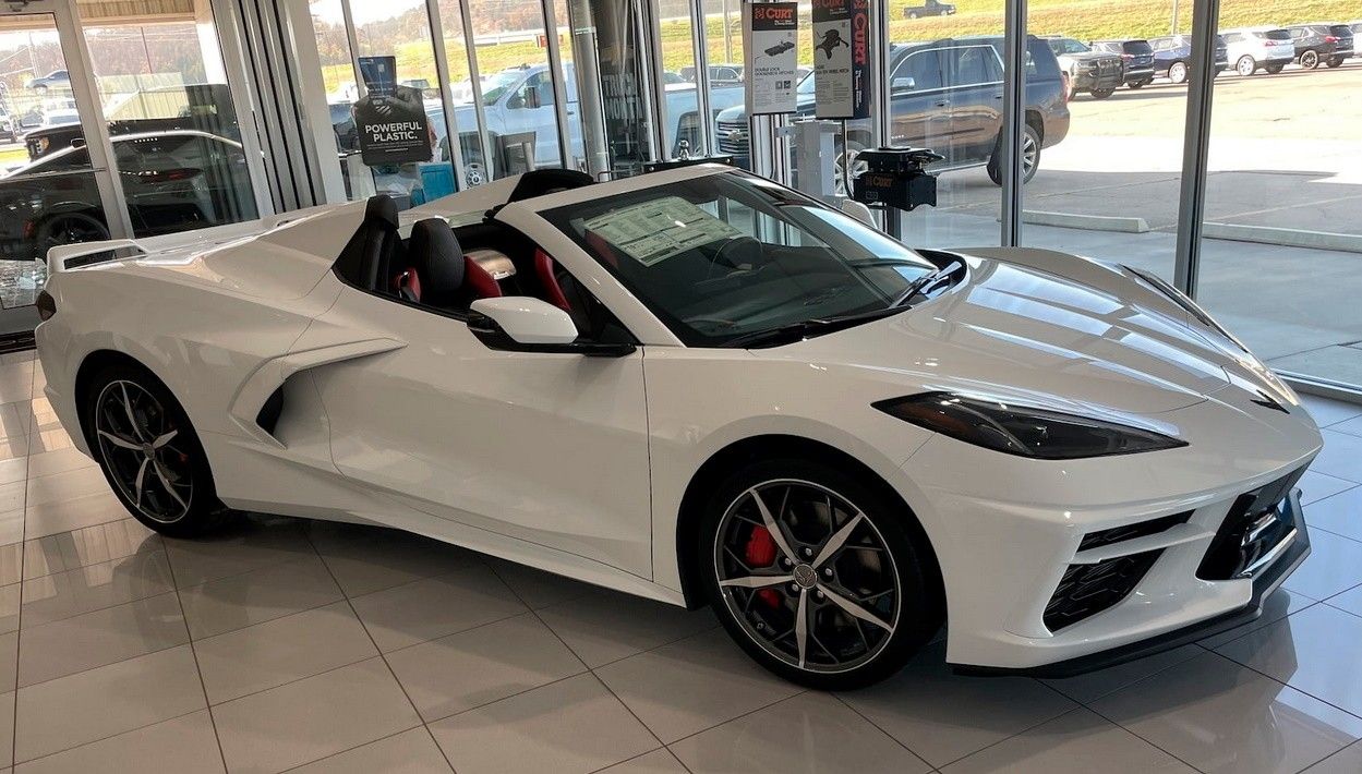 El primer Chevrolet Corvette C8 Convertible subastado supera los 115.000 $