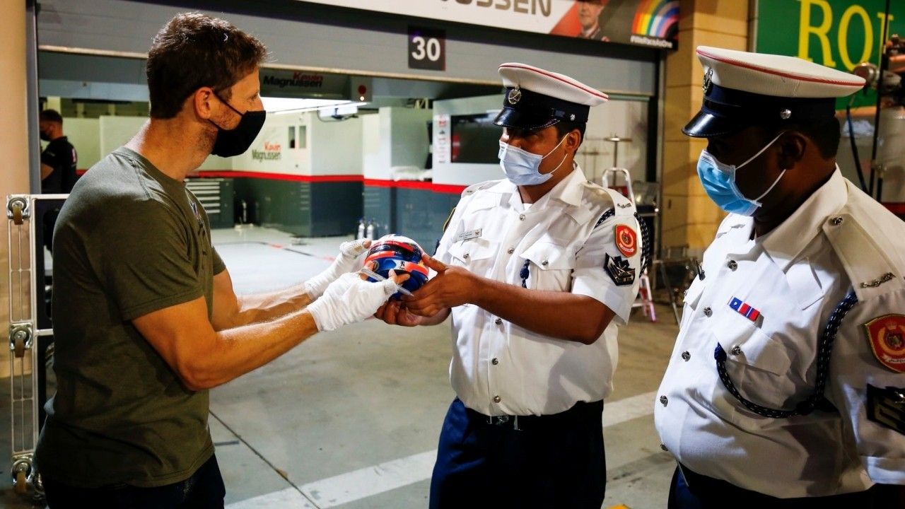 ¡Grosjean vuelve al paddock! Y es recibido por el personal que le auxilió