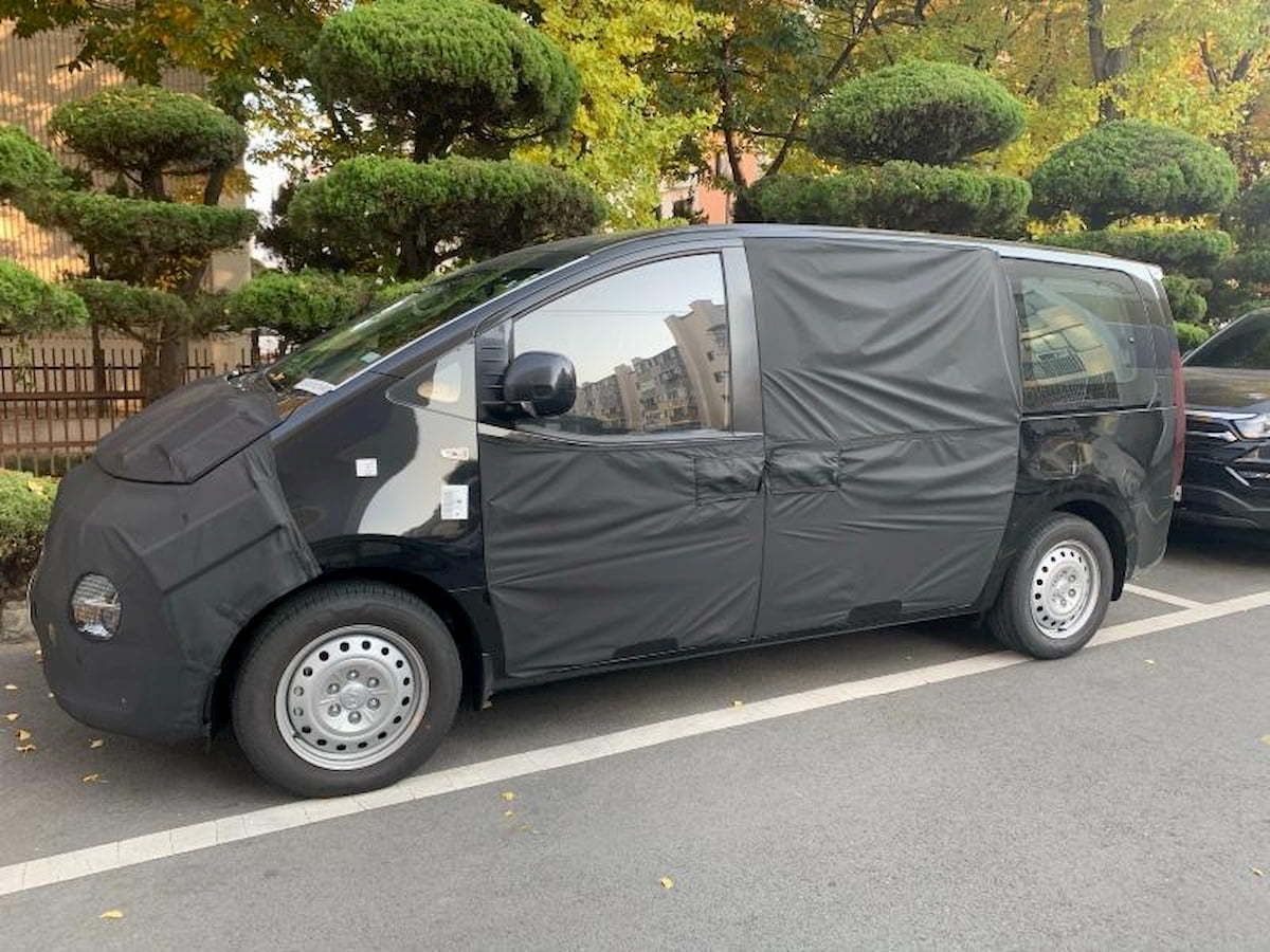 El nuevo Hyundai H-1 Travel 2021 rueda medio destapado en Corea del Sur