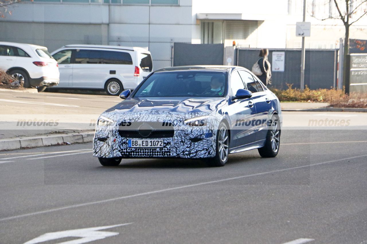 Los prototipos del nuevo Mercedes Clase C Berlina 2021 ruedan medio destapados