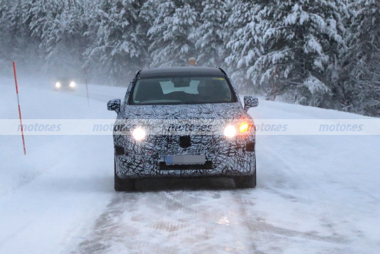 El futuro Mercedes EQS SUV 2022, avistado en las pruebas de invierno