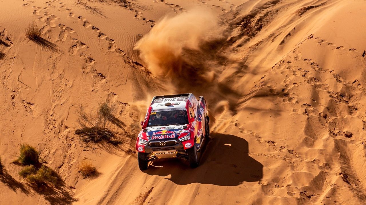 Nasser Al-Attiyah bate a Carlos Sainz para ganar la primera Baja Ha'il