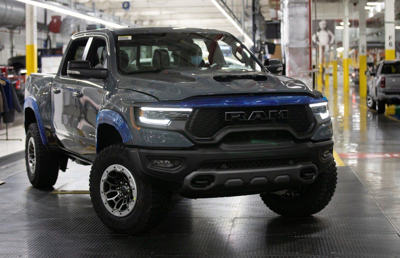 El primer RAM 1500 TRX de 712 CV sale de la cadena de montaje rumbo a ser subastado