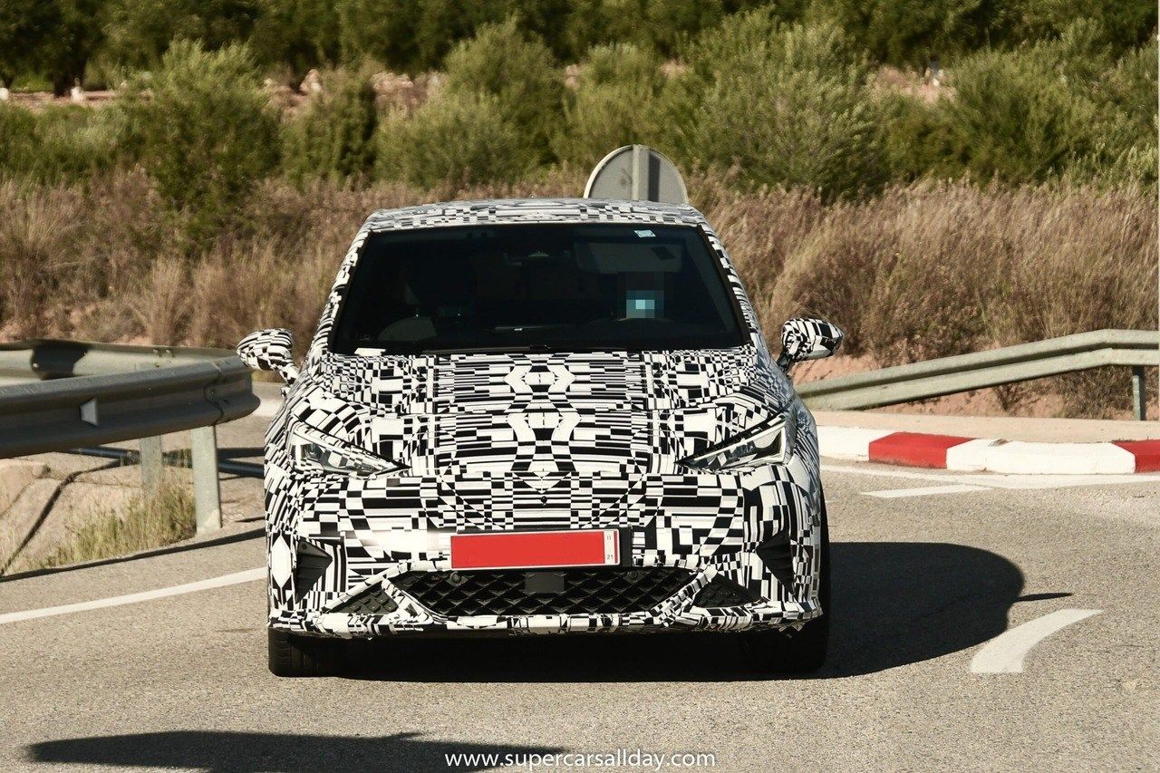 Uno de los prototipos del CUPRA el-Born 2022, cazado nuevamente en fotos espía