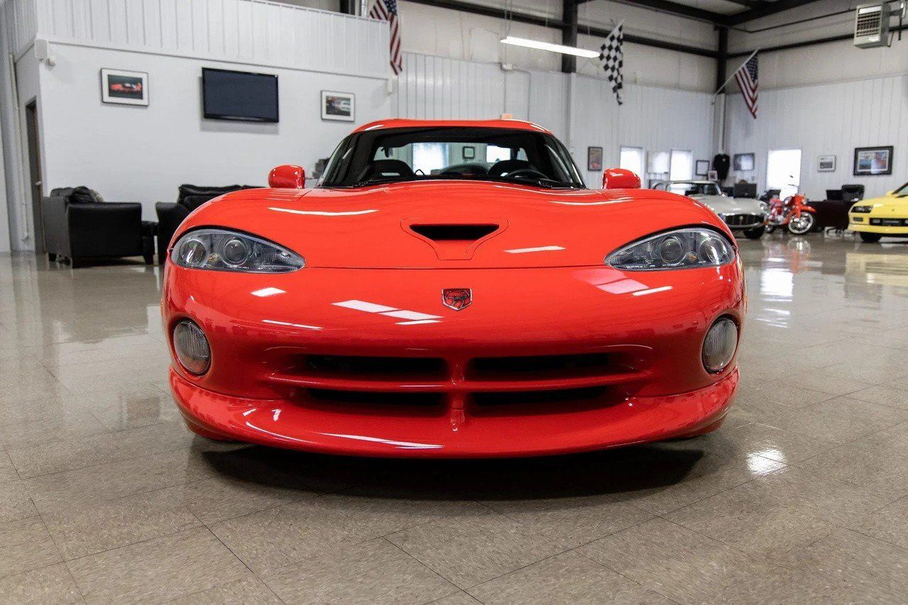 No uno, sino tres Dodge Viper de primera generación salen a subasta... ¡a estrenar!