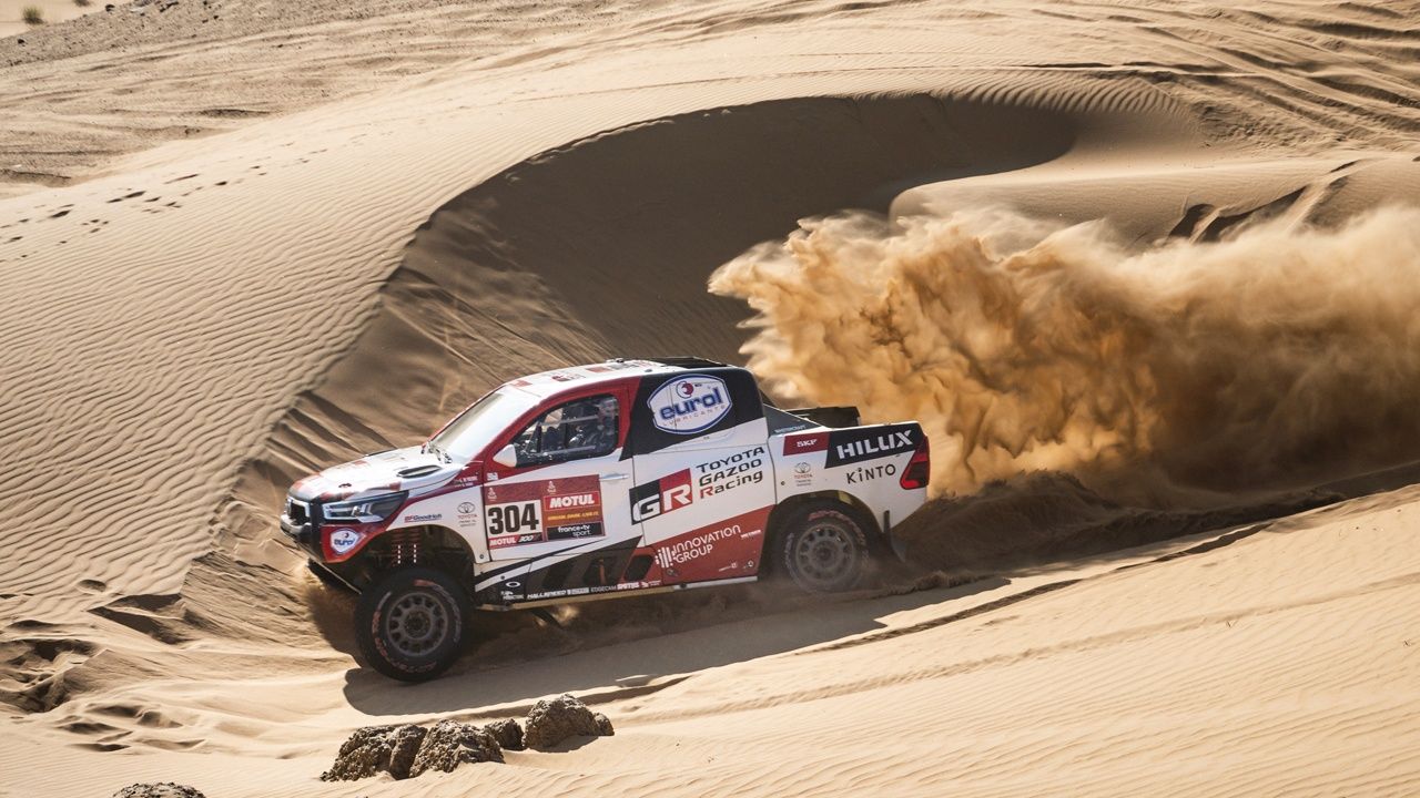 Giniel de Villiers y Álex Haro se anotan la quinta etapa del Dakar