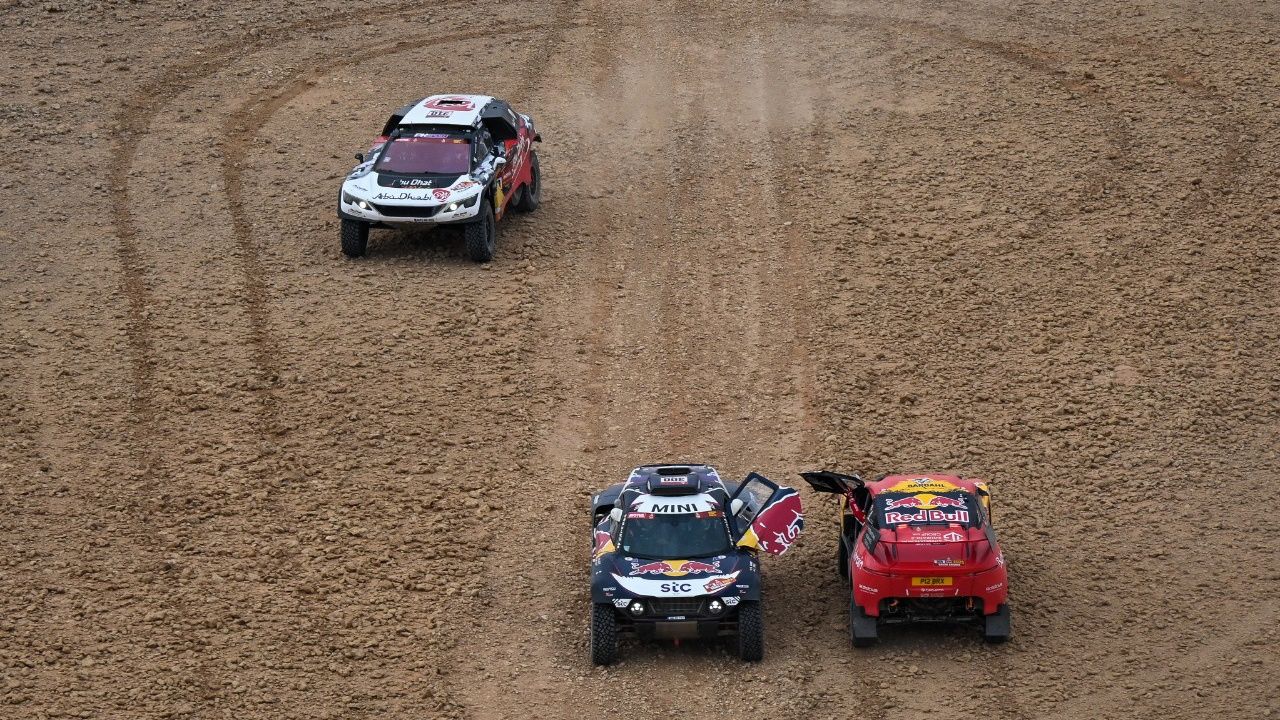 Los pilotos pierden la paciencia con la 'gymkana' en la que se ha convertido el Dakar