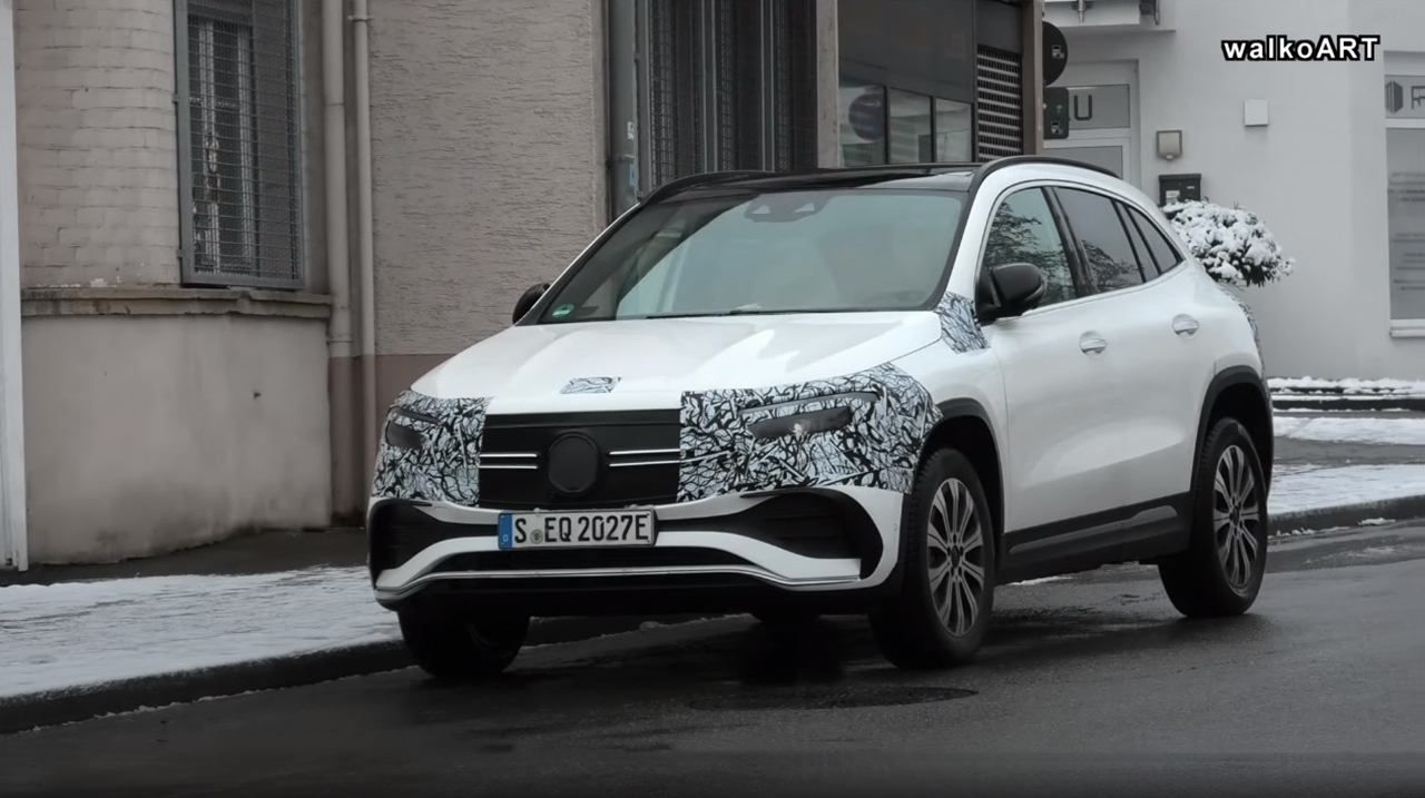 Un prototipo del nuevo Mercedes EQA 2021, virtualmente destapado en un vídeo espía