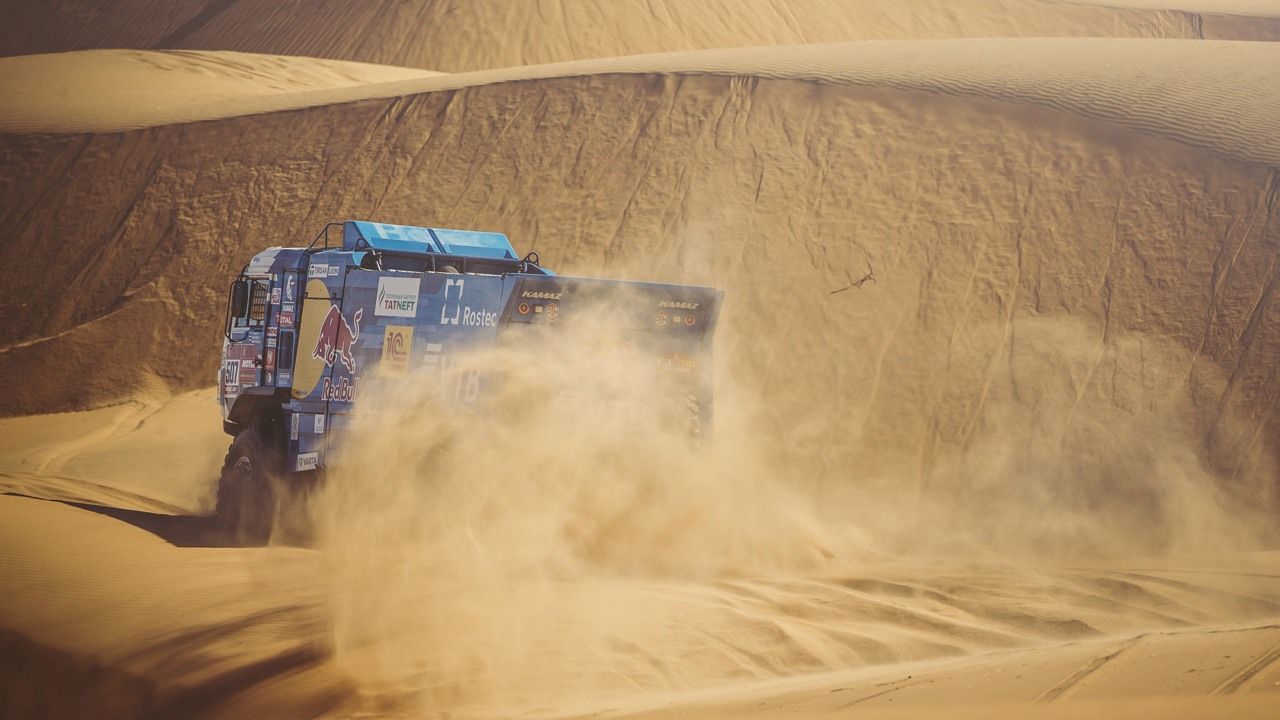 Nasser Al-Attiyah sale a por todas y conquista la segunda etapa del Dakar