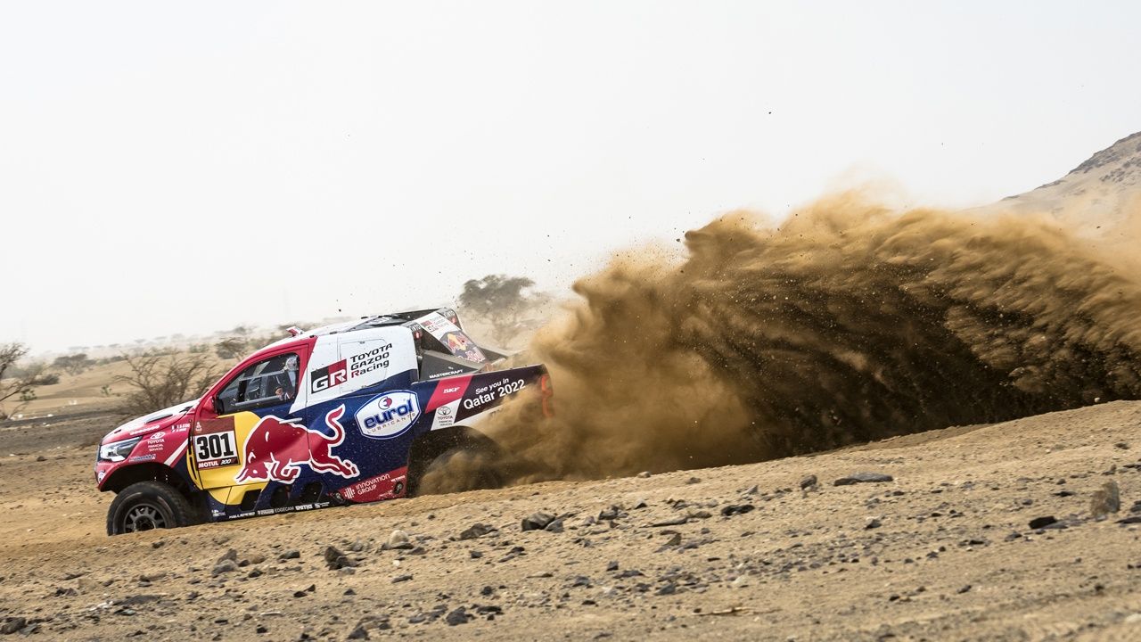 Nasser Al-Attiyah se impone en el prólogo tras el pinchazo de Carlos Sainz