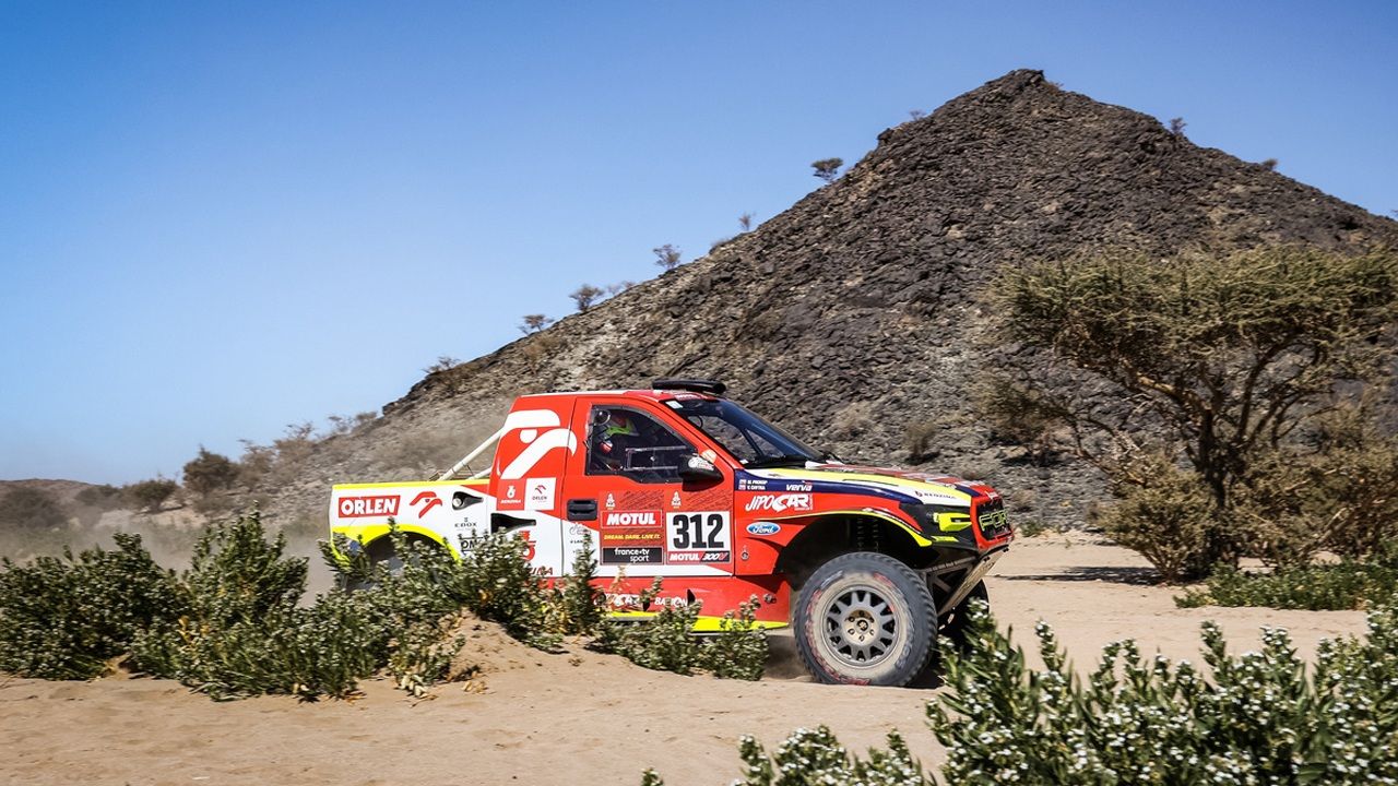 Sainz puede con Peterhansel en una primera etapa con dominio de MINI