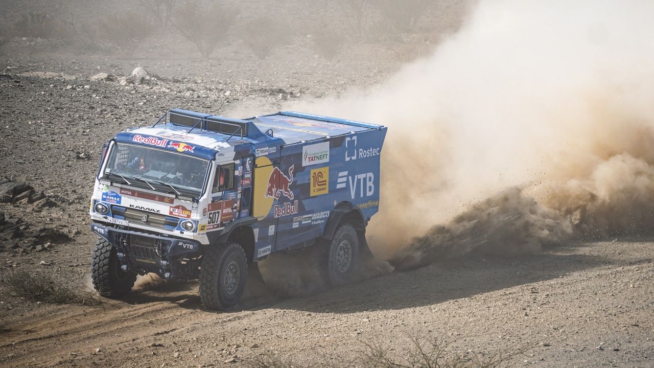 Sainz puede con Peterhansel en una primera etapa de dominio de MINI