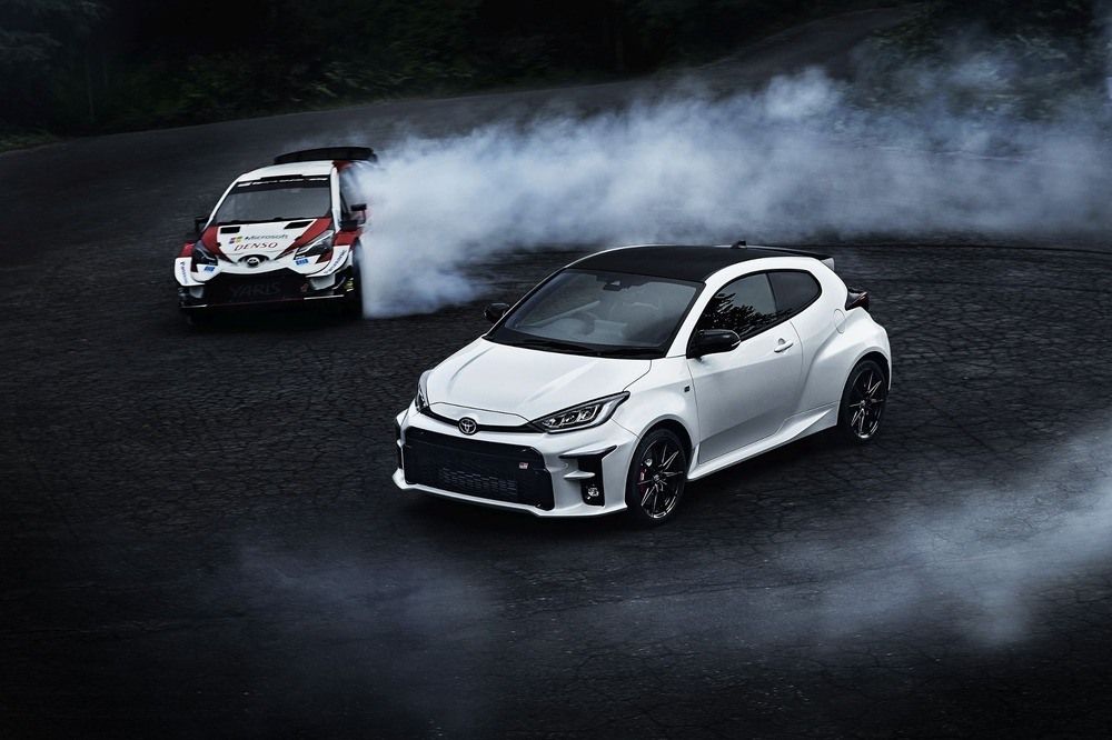 Toyota GR Yaris 2021, junto al Yaris WRC